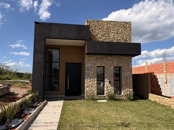 Casa pronta para morar em condomínio - fachada