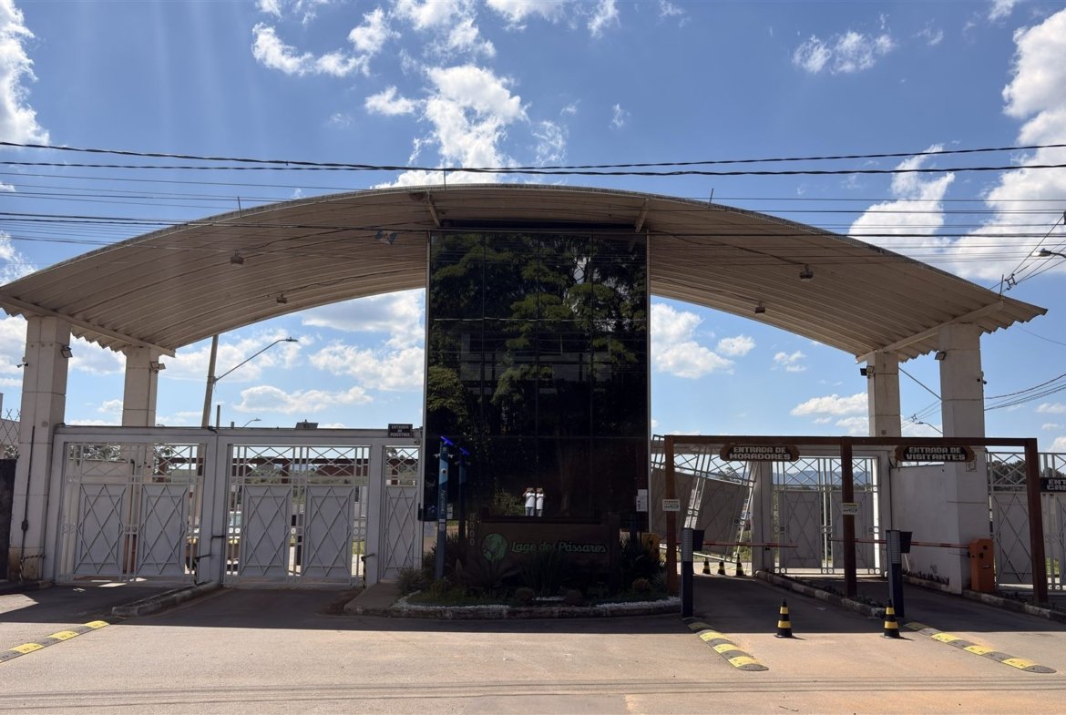 Casa pronta para morar em condomínio - portaria