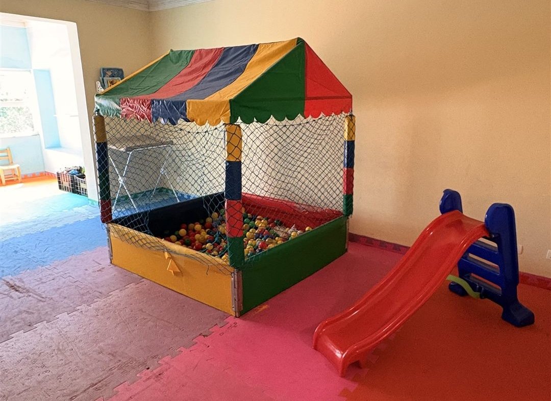 Casa pronta para morar em condomínio - brinquedoteca